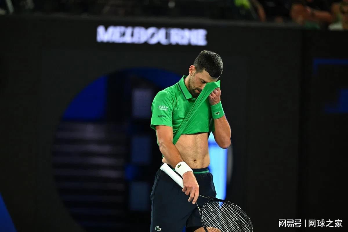 体育赛事-德约泄愤险些击中球童，主裁网开一面才避免被再次判负