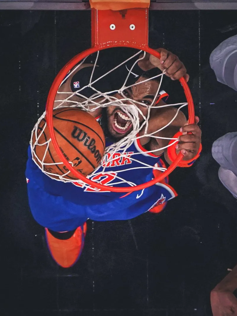 体育赛事-半场砍下17分！NBA官方分享唐斯无视防守双手暴扣的霸气瞬间